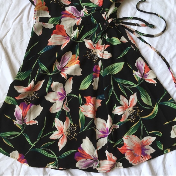 Asymmetric Sleeve Wrap Dress - Picture 4 of 6